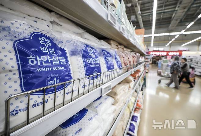 [서울=뉴시스] 정병혁 기자 = 9일 서울시내 대형마트에 설탕이 진열되어 있다. 난달 세계식량가격지수가 전월 대비 1.6% 상승한 것으로 나타났다. 설탕과 유제품 가격이 크게 올랐다. 유엔식량농업기구(FAO)에 따르면 지난달 세계식량가격지수는 127.1을 기록했다. 이는 전월보다 전월 125.1(2014~2016년 평균=100)보다 1.6% 상승한 수치다. 2025.03.09. jhope@newsis.com