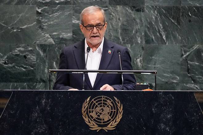 [뉴욕=AP/뉴시스] 마수드 페제시키안 이란 대통령이 24일(현지 시간) 뉴욕에서 열린 제80차 유엔총회에서 연설하고 있다. 페제시키안 대통령은 연설에서 이란은 핵무기를 개발한 적도 없고, 앞으로도 그럴 의도가 없다고 선언했다. 2025.09.25