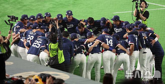 [도쿄=뉴시스] 권창회 기자 = 7일 일본 도쿄돔에서 열린 2026 WBC 조별리그 C조 2차전 한국과 일본의 경기 시작전 한국 선수들이 결의를 다지고 있다. 2026.03.07. kch0523@newsis.com
