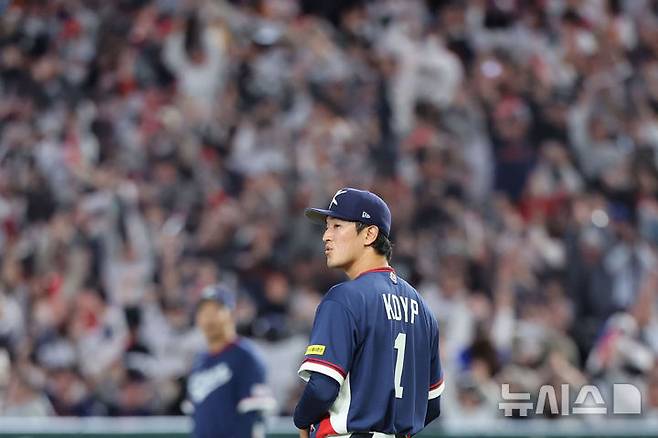 [도쿄=뉴시스] 권창회 기자 = 7일 일본 도쿄돔에서 열린 2026 WBC 조별리그 C조 2차전 한국과 일본의 경기, 1회말 1사 2루서 한국 고영표가 일본 스즈키 세이야에게 홈런을 맞은 뒤 아쉬워하고 있다.  2026.03.07. kch0523@newsis.com