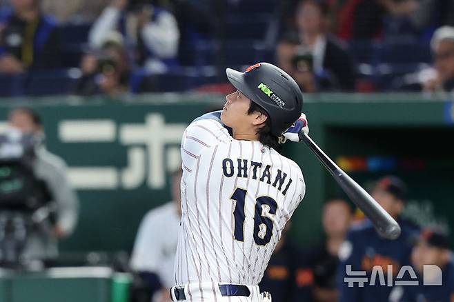 [도쿄=뉴시스] 권창회 기자 = 7일 일본 도쿄돔에서 열린 2026 WBC 조별리그 C조 2차전 한국과 일본의 경기, 3회말 1사서 일본 쇼헤이 오타니가 1점 홈런을 치고 있다.  2026.03.07. kch0523@newsis.com