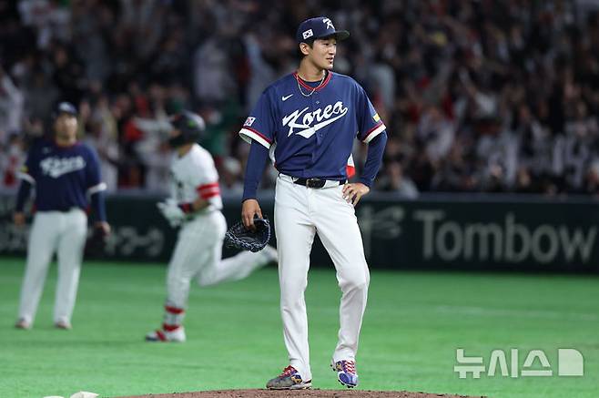 [도쿄=뉴시스] 권창회 기자 = 7일 일본 도쿄돔에서 열린 2026 WBC 조별리그 C조 2차전 한국과 일본의 경기, 3회말 1사서 일본 스즈키에게 홈런을 허용한 한국 고영표가 아쉬워하고 있다.  2026.03.07. kch0523@newsis.com
