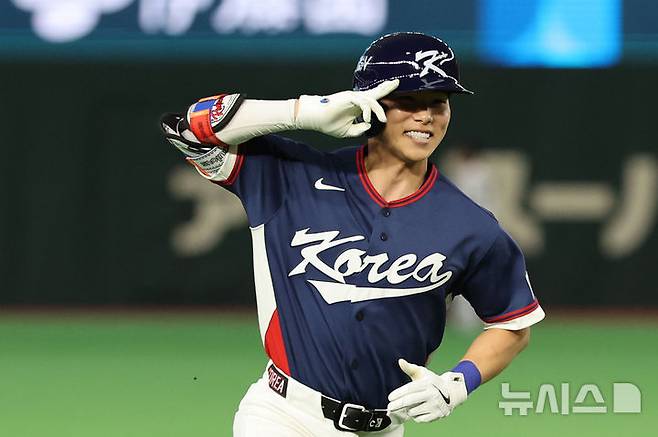 [도쿄=뉴시스] 권창회 기자 = 7일 일본 도쿄돔에서 열린 2026 WBC 조별리그 C조 2차전 한국과 일본의 경기, 4회초 1사 1루 한국 김혜성이 우중간 투런 홈런을 치고 그라운드를 돌고 있다. 2026.03.07. kch0523@newsis.com