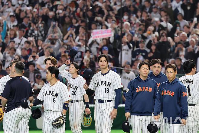 [도쿄=뉴시스] 권창회 기자 = 7일 일본 도쿄돔에서 열린 2026 WBC 조별리그 C조 2차전 한국과 일본의 경기, 8-6으로 승리한 일본 오타니를 비롯한 선수들이 기뻐하고 있다. 2026.03.07. kch0523@newsis.com