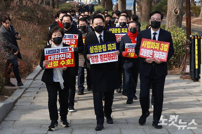 장동혁 국민의힘 대표와 송언석 원내대표를 비롯한 의원들이 5일 오전 서울 종로구 청와대 사랑채 앞 분수대에서 열린 현장 의원총회를 마친 후 청와대 앞으로 도보 행진을 하고 있다. 류영주 기자