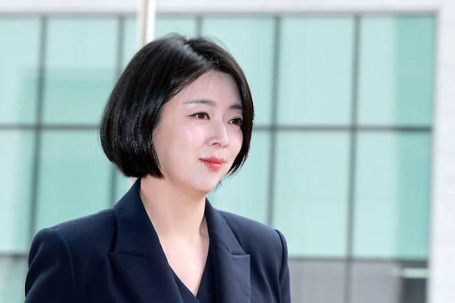'당원권 1년 정지' 가처분 심문 출석하는 배현진 의원     (서울=연합뉴스) 신현우 기자 = 국민의힘 배현진 의원이 26일 서울 양천구 서울남부지방법원에서 열린 당 중앙윤리위원회의 당원권 정지 1년 처분 효력 정지 가처분 신청 사건 심문 기일에 출석하고 있다. 2026.2.26     nowwego@yna.co.kr (끝)   <저작권자(c) 연합뉴스, 무단 전재-재배포, AI 학습 및 활용 금지> 연합뉴스