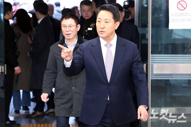 '명태균 여론조사비 대납' 의혹으로 기소된 오세훈 서울시장이 4일 오전 서울 서초구 서울중앙지방법원에서 열린 정치자금법위반 첫 공판에 출석하고 있다. 류영주 기자