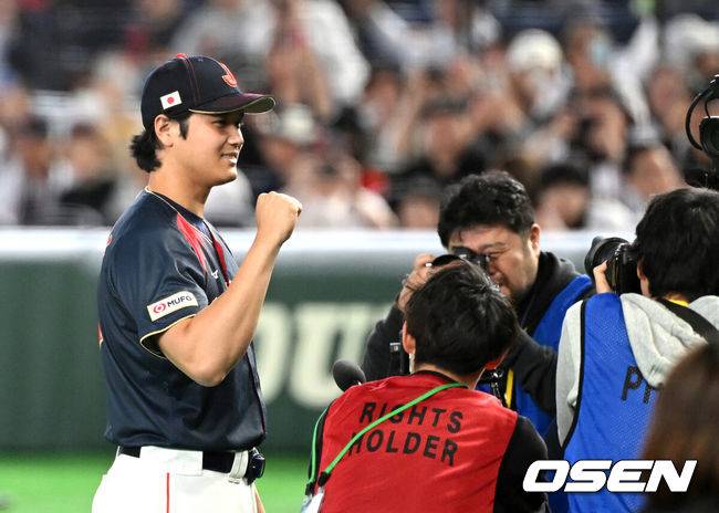 [OSEN=도쿄(일본), 손용호 기자] 월드베이스볼클래식(WBC) 2연패를 향한 일본의 첫 여정이 파괴적이었다. 대만을 5회 콜드게임으로 몰아붙이면서 완벽한 승리를 거뒀다.일본은 6일 일본 도쿄돔에서 열린 ‘2026 월드베이스볼클래식(WBC)’ 1라운드 C조 대만과의 첫 경기에서 13-0, 7회 콜드게임 승리를 거두며 완벽한 출발을 알렸다. 일본은 대회 첫 승을 거뒀고 대만은 2패로 탈락 위기에 몰렸다.경기 종료 후 인터뷰를 마친 일본 오타니 쇼헤이가 포즈를 취하고 있다. 2026.03.06&nbsp;/spjj@osen.co.kr