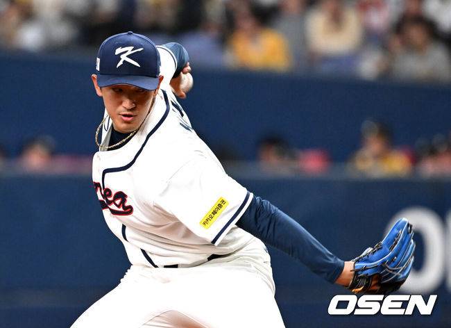 [OSEN=오사카(일본), 손용호 기자] 2일 일본 오사카 교세라돔에서 월드베이스볼클래식(WBC) 공식 연습 경기 한국 야구 대표팀과 한신 타이거스의 경기가 열렸다.우리 대표팀은 3일 같은 장소에서 오릭스 버팔로스와 연습 경기 2차전을 치른 뒤 5일 일본 도쿄돔에서 체코와 WBC 조별리그 1차전에서 격돌한다.6회초 한국 고영표가 역투하고 있다. 2026.03.02 /spjj@osen.co.kr