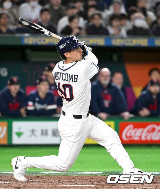 [OSEN=도쿄(일본), 손용호 기자] 5일 일본 도쿄돔에서 월드베이스볼클래식(WBC) 조별리그 C조 한국과 체코의 경기가&nbsp;열렸다.한국은 소형준, 체코는 다니엘 파디샥을 선발투수로 내세웠다.2006년 4강, 2009년 준우승을 차지한 경험이 있는 한국은 이후 3개 대회(2013년, 2017년, 2023년)에서 모두 8강 토너먼트 진출에 실패했다. 이번 대회에서는 17년 만에 본선 토너먼트 진출을 노린다.5회말 1사 1루에서 한국 셰이 위트컴이 좌월 투런 홈런을 치고 있다. 2026.03.05&nbsp;/spjj@osen.co.kr