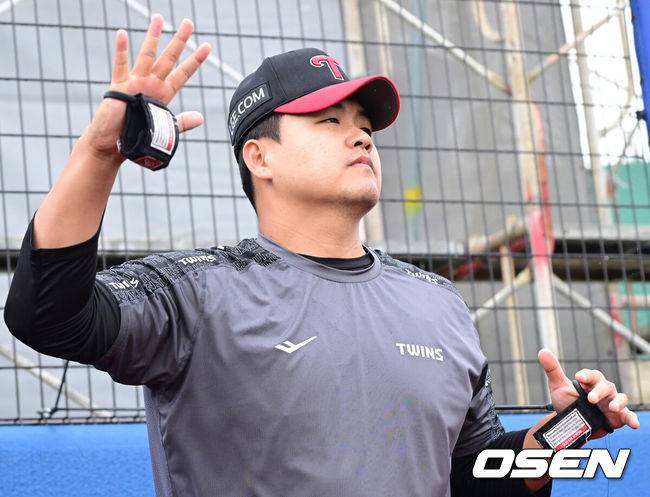 [OSEN=오키나와(일본), 최규한 기자] 프로야구 LG 트윈스가 27일 일본 오키나와 가데나 야구장에서 스프링캠프 훈련을 펼쳤다.미국 애리조나에서 1차 스프링캠프를 마친 LG는 25일 오키나와에 입성해 26일부터 본격적으로 2차 캠프를 시작했다.LG 장현식이 훈련을 펼치고 있다. 2026.02.27 / dreamer@osen.co.kr