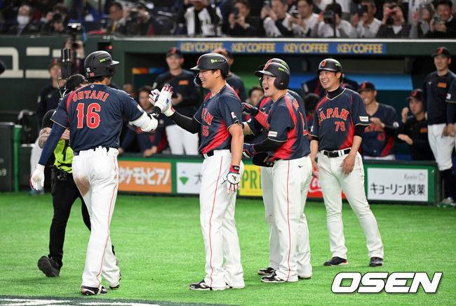 [OSEN=도쿄(일본), 손용호 기자] 6일 일본 도쿄돔에서 월드베이스볼클래식(WBC) 조별리그 C조 일본과 대만의 경기가&nbsp;열렸다.일본은 야마모토 요시노부, 대만은 쩡하오쥔을 선발로 내세웠다.2회초 1사 만루에서 일본 오타니 쇼헤이가 만루 홈런을 치고 홈에서 동료들과 환호하고 있다. 2026.03.06&nbsp;/spjj@osen.co.kr