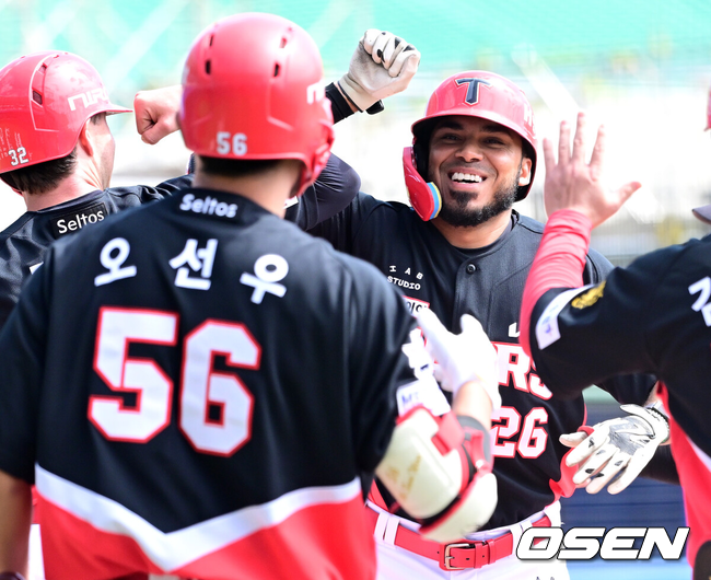 [OSEN=오키나와(일본), 최규한 기자] 2026 WBC(월드베이스볼클래식)를 준비하는 대한민국 야구 대표팀이 24일 일본 오키나와 가데나 야구장에서 프로야구 KIA 타이거즈와 연습경기를 펼쳤다.야구 대표팀은 오키나와에서 국내 팀들과 6차례 연습경기를 치르며 전력을 끌어올릴 예정이다.1회초 2사 2루 상황 KIA 해럴드 카스트로가 선제 우월 투런포를 날리고 홈을 밟으며 기뻐하고 있다. 2026.02.24 / dreamer@osen.co.kr