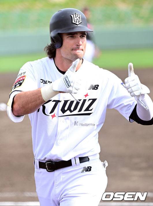 [OSEN=오키나와(일본), 최규한 기자] 1일 일본 오키나와 구시가와 야구장에서 프로야구 KT 위즈와 LG 트윈스의 연습경기가 열렸다.이날 경기에서 KT는 오원석, LG는 요니 치리노스를 선발로 내세웠다.5회말 1사 2루 상황 KT 새 외국인타자 적시타를 날린 뒤 교체되며 동료들과 인사를 나누고 있다. 2026.03.01 / dreamer@osen.co.kr