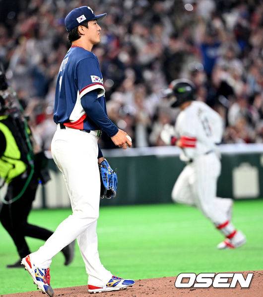 [OSEN=도쿄(일본), 손용호 기자] 7일 일본 도쿄돔에서 2026 월드베이스볼클래식(WBC) 조별리그 C조 대한민국과 일본의 경기가&nbsp;열렸다.한국은 잠수함 고영표, 일본은 좌완 기쿠치 유세이를 선발로 내세웠다. WBC에서 2006년 4강, 2009년 준우승을 차지한 한국은 이후 3개 대회(2013년, 2017년, 2023년)에서 연달아 1라운드를 통과하지 못하고 있다. 이번 대회에서는 8강 토너먼트 복귀를 목표로 대회에 임하고 있다. 지난 5일 체코와의 첫 경기에서는 11-4로 대승을 거두며 좋은 출발을 했다.&nbsp;1회말 1사 2루에서 한국 고영표가 일본 스즈키 세이야에게 우중간 투런포를 허용하며 아쉬워하고 있다. 2026.03.07&nbsp;/spjj@osen.co.kr