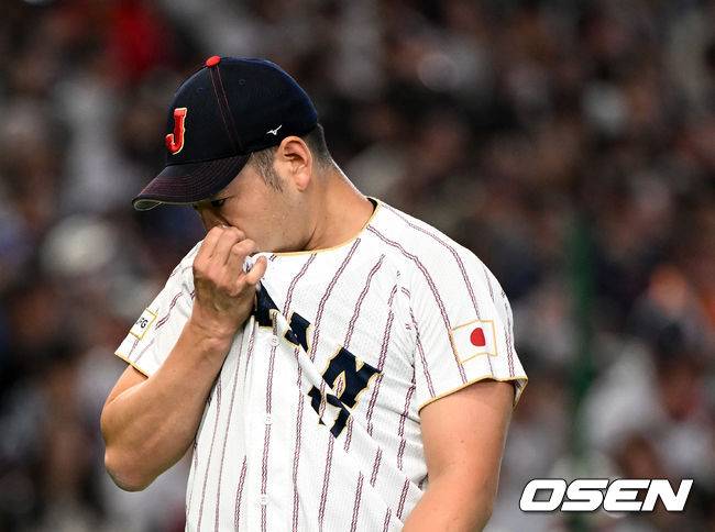 [OSEN=도쿄(일본), 손용호 기자] 7일 일본 도쿄돔에서 2026 월드베이스볼클래식(WBC) 조별리그 C조 대한민국과 일본의 경기가&nbsp;열렸다.한국은 잠수함 고영표, 일본은 좌완 기쿠치 유세이를 선발로 내세웠다. WBC에서 2006년 4강, 2009년 준우승을 차지한 한국은 이후 3개 대회(2013년, 2017년, 2023년)에서 연달아 1라운드를 통과하지 못하고 있다. 이번 대회에서는 8강 토너먼트 복귀를 목표로 대회에 임하고 있다. 지난 5일 체코와의 첫 경기에서는 11-4로 대승을 거두며 좋은 출발을 했다.&nbsp;1회초 수비에서 3실점을 허용한 일본 기쿠치가 아쉬워하고 있다. 2026.03.07&nbsp;/spjj@osen.co.kr