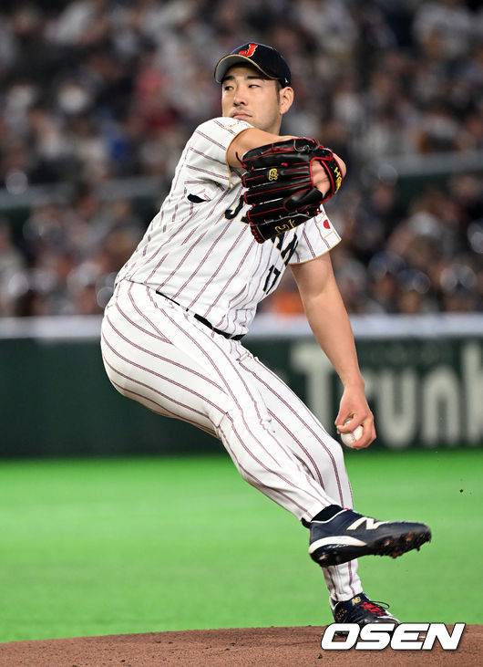 [OSEN=도쿄(일본), 손용호 기자] 7일 일본 도쿄돔에서 2026 월드베이스볼클래식(WBC) 조별리그 C조 대한민국과 일본의 경기가&nbsp;열렸다.한국은 잠수함 고영표, 일본은 좌완 기쿠치 유세이를 선발로 내세웠다. WBC에서 2006년 4강, 2009년 준우승을 차지한 한국은 이후 3개 대회(2013년, 2017년, 2023년)에서 연달아 1라운드를 통과하지 못하고 있다. 이번 대회에서는 8강 토너먼트 복귀를 목표로 대회에 임하고 있다. 지난 5일 체코와의 첫 경기에서는 11-4로 대승을 거두며 좋은 출발을 했다.&nbsp;1회말 일본 기쿠치 유세이가 역투하고 있다. 2026.03.07&nbsp;/spjj@osen.co.kr