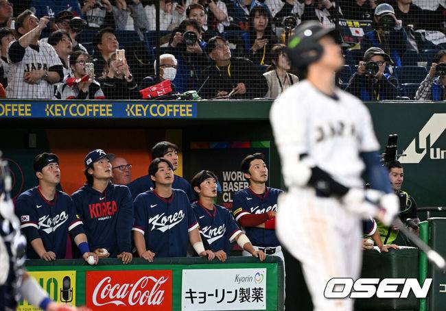 [OSEN=도쿄(일본), 손용호 기자] 7일 일본 도쿄돔에서 2026 월드베이스볼클래식(WBC) 조별리그 C조 대한민국과 일본의 경기가&nbsp;열렸다.한국은 잠수함 고영표, 일본은 좌완 기쿠치 유세이를 선발로 내세웠다. WBC에서 2006년 4강, 2009년 준우승을 차지한 한국은 이후 3개 대회(2013년, 2017년, 2023년)에서 연달아 1라운드를 통과하지 못하고 있다. 이번 대회에서는 8강 토너먼트 복귀를 목표로 대회에 임하고 있다. 지난 5일 체코와의 첫 경기에서는 11-4로 대승을 거두며 좋은 출발을 했다.&nbsp;3회말 1사에서 한국 선수들이 일본 오타니 쇼헤이의 동점 우중월 솔로포 타구를 바라보고 있다. 2026.03.07&nbsp;/spjj@osen.co.kr