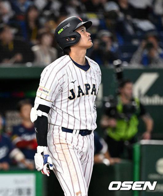 [OSEN=도쿄(일본), 손용호 기자] 7일 일본 도쿄돔에서 2026 월드베이스볼클래식(WBC) 조별리그 C조 대한민국과 일본의 경기가&nbsp;열렸다.한국은 잠수함 고영표, 일본은 좌완 기쿠치 유세이를 선발로 내세웠다. WBC에서 2006년 4강, 2009년 준우승을 차지한 한국은 이후 3개 대회(2013년, 2017년, 2023년)에서 연달아 1라운드를 통과하지 못하고 있다. 이번 대회에서는 8강 토너먼트 복귀를 목표로 대회에 임하고 있다. 지난 5일 체코와의 첫 경기에서는 11-4로 대승을 거두며 좋은 출발을 했다.&nbsp;3회말 1사에서 일본 오타니 쇼헤이가 동점 우중월 솔로포 타구를 바라보고 있다. 2026.03.07&nbsp;/spjj@osen.co.kr