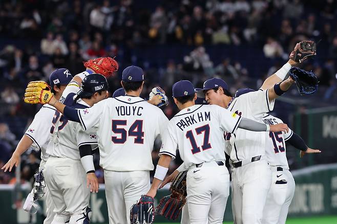 5일 일본 도쿄돔에서 열린 2026 WBC 조별리그 C조 1차전 한국과 체코와의 경기, 11대 4로 승리한 대한민국 선수들이 자축하며 비행기 세리머니를 하고 있다. 뉴시스