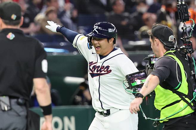 5일 일본 도쿄돔에서 열린 2026 WBC 조별리그 C조 1차전 한국과 체코와의 경기, 1회말 1사 주자 만루 한국 문보경이 만루홈런을 친뒤 그라운드를 돌고 있다. 뉴시스