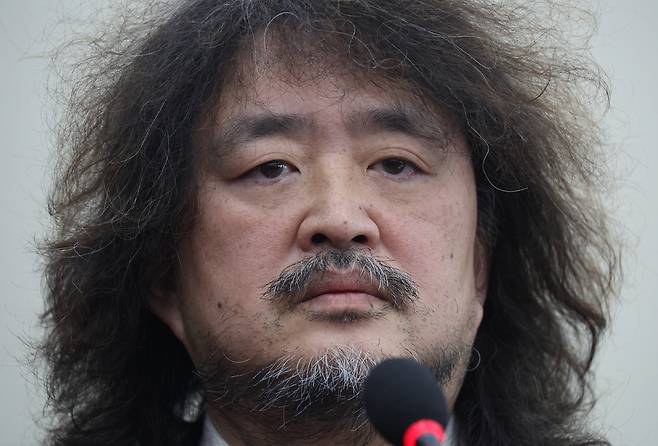 방송인 김어준씨가 2024년 12월13일 서울 여의도 국회에서 열린 제419회 국회(임시회) 제1차 과학기술정보방송통신위원회 전체회의, 비상계엄 관련 현안질의에 참고인으로 출석해 증언을 하고 있다. 뉴시스