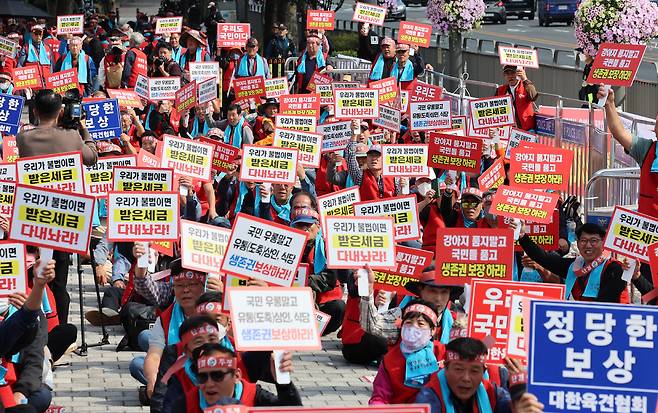 2024년 10월8일 서울 용산구 전쟁기념관 앞에서 대한육견협회, 대한육견상인회 등이 주최한 개식용 종사자 보상 정책 규탄대회에서 참석자들이 피켓을 들고 구호를 외치고 있다. 뉴시스