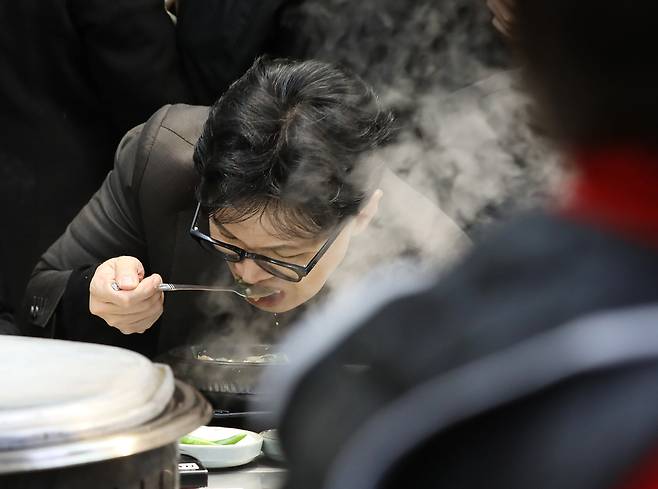 국민의힘 한동훈 전 대표가 7일 부산 구포시장의 한 식당을 찾아 돼지국밥을 먹고 있다. 부산=뉴스1