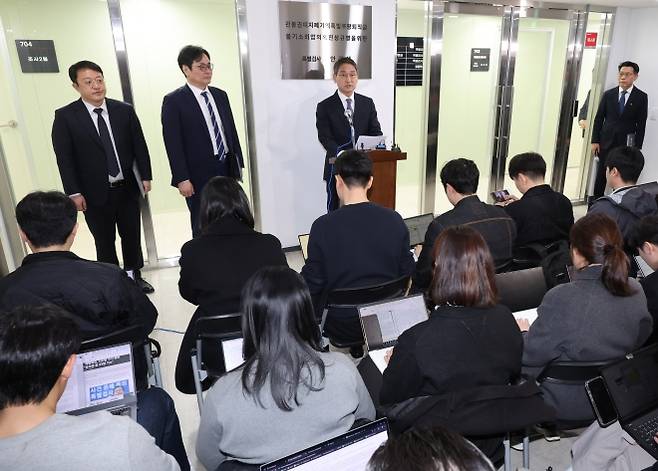 수사 결과 발표하는 안권섭 관봉권-쿠팡 특검 - 안권섭 관봉권 띠지 폐기 의혹 및 쿠팡 퇴직금 불기소 외압 의혹 진상 규명을 위한 특별검사가 5일 오후 서울 서초구 특검 사무실 앞에서 수사 결과를 발표하고 있다. 뉴시스
