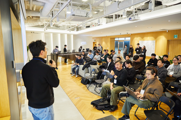 SBVA 본사에서 포트폴리오 관계자들이 오픈AI와 함께 최신 기술 접목 방안에 대해 듣고 있다. 사진 제공=SBVA