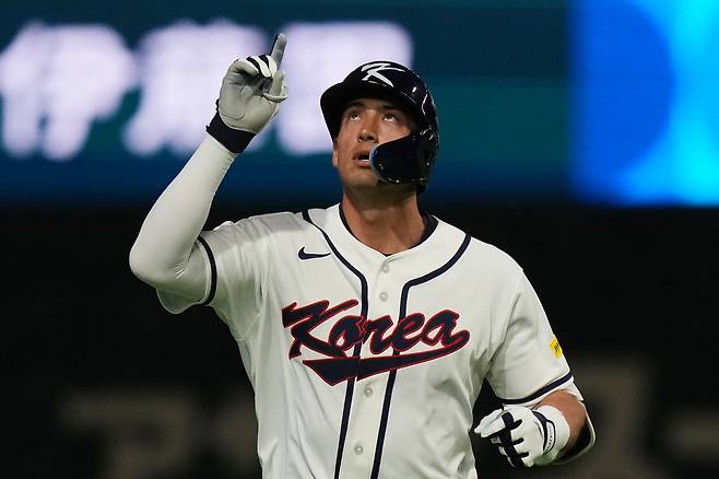 셰이 위트컴이 5일 일본 도쿄돔에서 열린 체코와의 2026 월드베이스볼클래식 조별리그 C조 1차전에서 홈런을 친 뒤 세리머니를 하고 있다. 도쿄 | AP연합뉴스