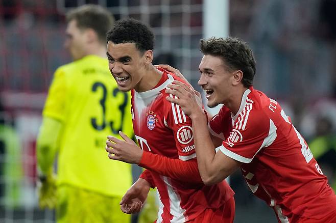 자말 무시알라(왼쪽)가 페널티킥으로 팀의 세 번째 골을 넣은 후 팀 동료 톰 비쇼프와 함께 기뻐하고 있다. AP연합뉴스