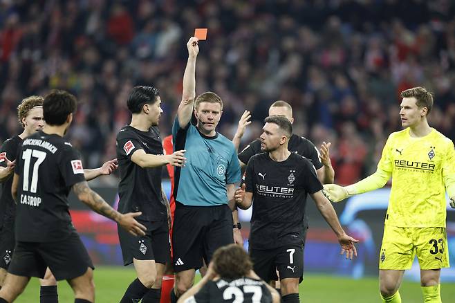 로코 라이츠가 로버트 슈뢰더 심판으로부터 레드카드를 받았다. 로이터연합뉴스