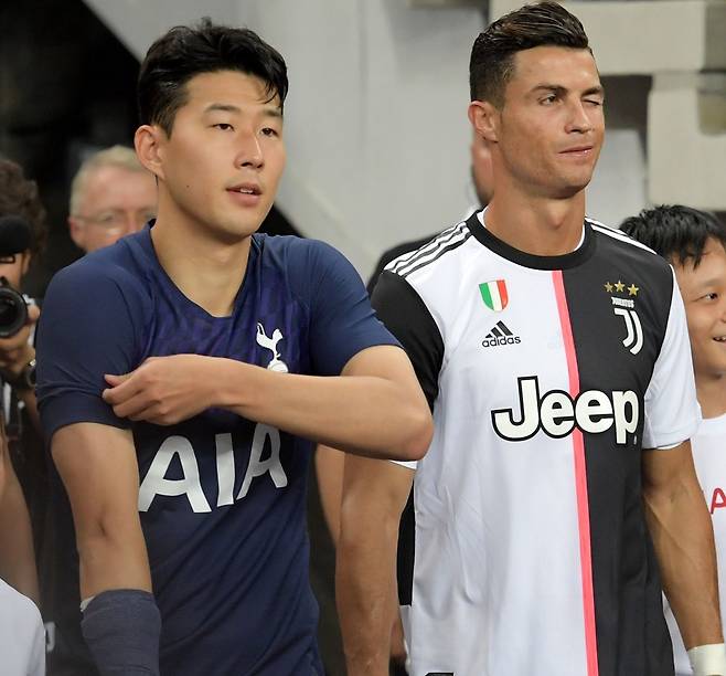 ▲ ▲ 손흥민이 유럽 무대에서 활약하던 시절에는 두 선수의 이름을 합친 별명까지 등장했다. 프리미어리그 현지 언론은 손흥민의 성인 ‘손’과 호날두의 이름을 결합한 ‘손날두’라는 표현을 사용하며 두 선수의 스타일을 비교하기도 했다. ⓒ 연합뉴스/AFP