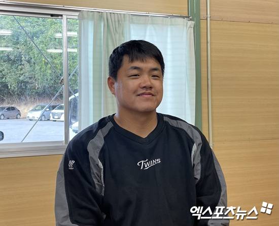 LG 트윈스 장현식이  6일 일본 오키나와 킨 구장에서 열린 KIA 타이거즈와의 연습경기 이후 취재진과 인터뷰에 응하고 있다. 일본 오키나와, 김유민 기자