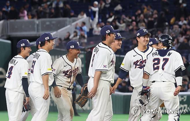 WBC 체코전은 한국 승리 (도쿄=연합뉴스) 임화영 기자 = 5일 일본 도쿄돔에서 열린 2026 월드베이스볼클래식(WBC) 조별리그 C조 1차전 한국과 체코의 경기에서 11-4로 승리한 한국 선수들이 기뻐하고 있다. 2026.3.5 hwayoung7@yna.co.kr