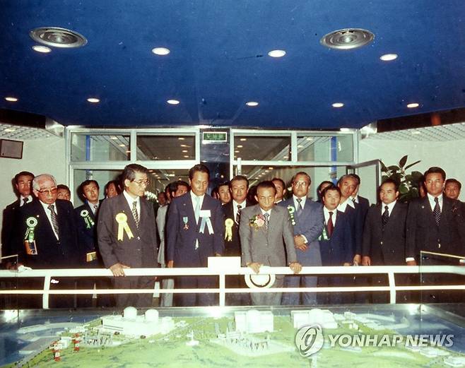 고리 1호기 준공식에 참석한 박정희 대통령 1978년 4월 29일 상업운전을 시작한 국내 첫 상업용 원자력발전소 '고리1호기'의 준공식에 참석한 박정희 대통령(앞줄 가운데)
[한국수력원자력 제공]