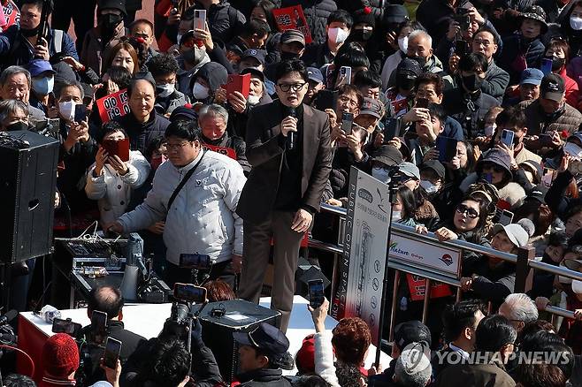 인파로 붐비는 부산 구포시장 (부산=연합뉴스) 박성제 기자 = 한동훈 전 국민의힘 대표가 7일 부산 북구 구포시장을 찾아 상인들과 지지자들에게 인사를 하고 있다. 2026.3.7 psj19@yna.co.kr