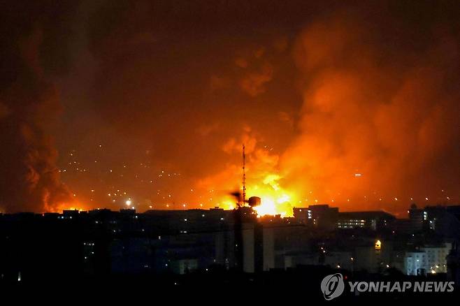 7일 이란 테헤란 메흐라바드 국제공항 공습 현장에서 연기와 불길이 치솟는 모습 [AFP=연합뉴스. 재판매 및 DB 금지]