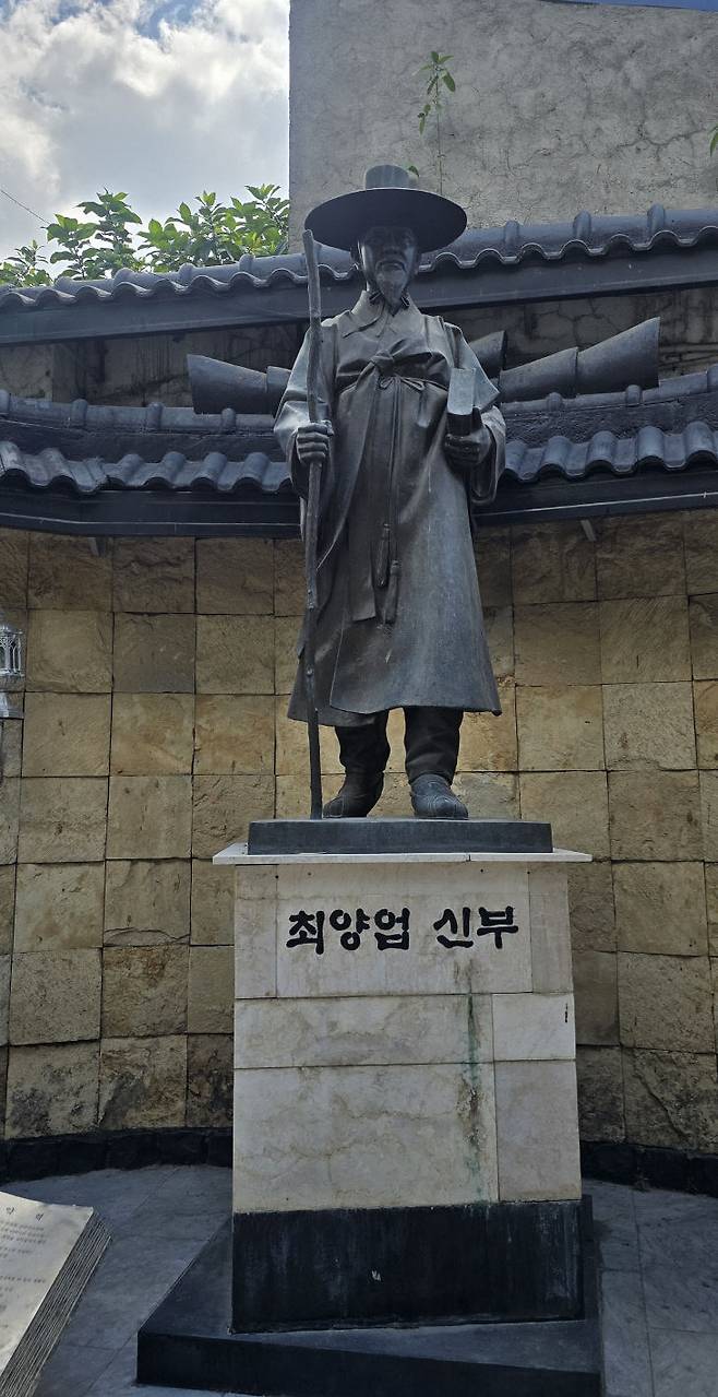 김대건 신부 성지안에 있는 최양업 신부 동상.