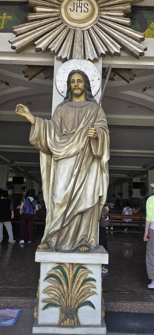 성 십자가와 성인 김대건 안드레아 사제 성당 앞의 예수님상.