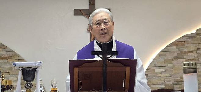 김정수 신부가 강복하고 있다.