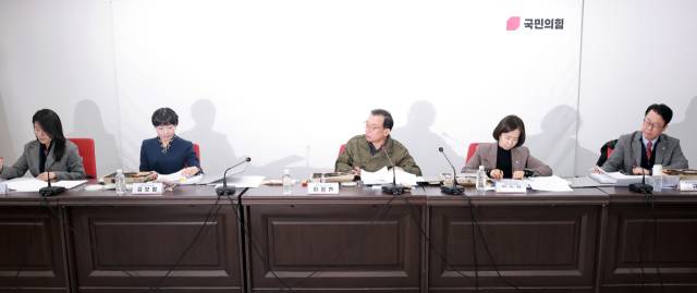 국민의힘 이정현 공천관리위원장이 23일 서울 영등포구 여의도 중앙당사에서 열린 제9회 전국동시지방선거 중앙당 공관위 도시락 회의에 참석해 공관위원들과 논의하고 있다. 연합뉴스