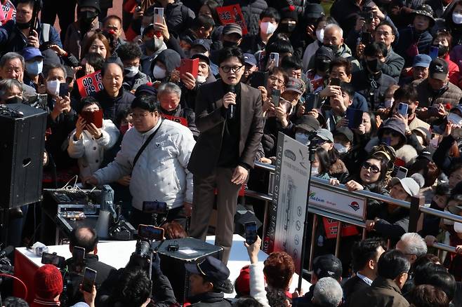 한동훈 전 국민의힘 대표가 7일 부산 북구 구포시장을 찾아 상인들과 지지자들에게 인사를 하고 있다. 연합뉴스
