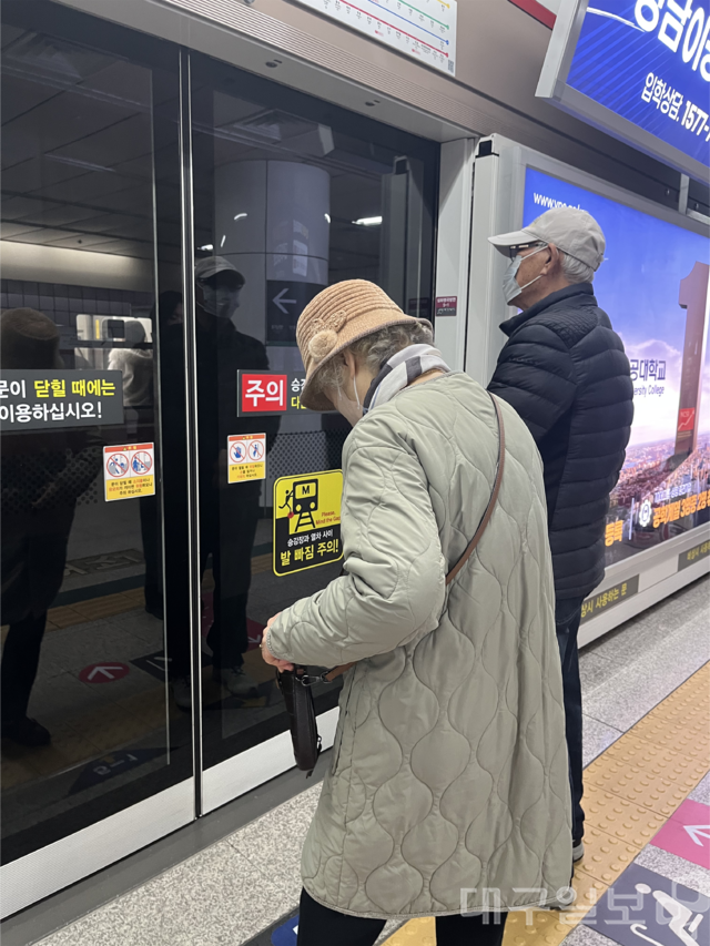 대구 어르신들이 도시철도를 이용하고자 대기선에서 기다리고 있다. 김도경 수습기자