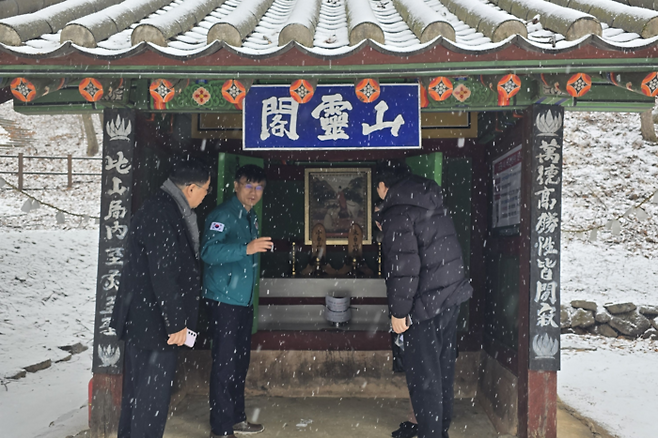 손창석 영주시 문화복지국장이 고치령 산령각을 직접 찾아 위패에 대해 설명하고 있다. 권기웅 기자