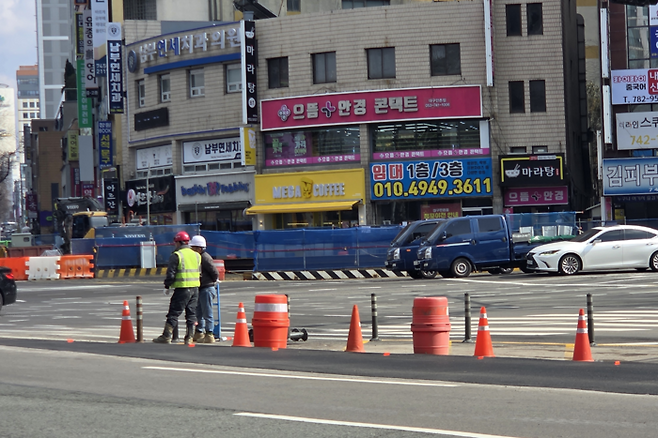 대구도시철도 2호선 만촌역 지하통로 공사 현장 인근에서 땅꺼짐 신고가 접수돼 시공사인 태왕이앤씨 측이 6일 오후 긴급 보수를 진행했다. 최시웅기자