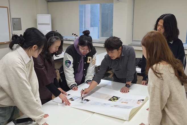 대경대 학생들이 경북도내 중소기업의 온라인 비즈니스 확대를 지원하기 위해 사업 참여교수와 협력해 웹 상세 페이지 디자인 개발에 참여하고 있다. <경북도 제공>