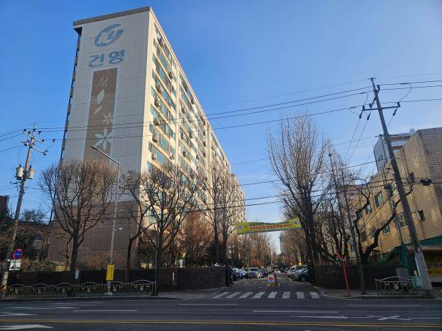 서울 영등포구 신길건영아파트 입구에 조합설립 추진위원회 승인고시 획득을 알리는 현수막이 걸려있다. [사진=백소희 기자]