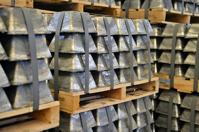 5일 고려아연이 생산한 전략광물 안티모니가 온산제련소에 적재돼 있다.(사진= 고려아연)